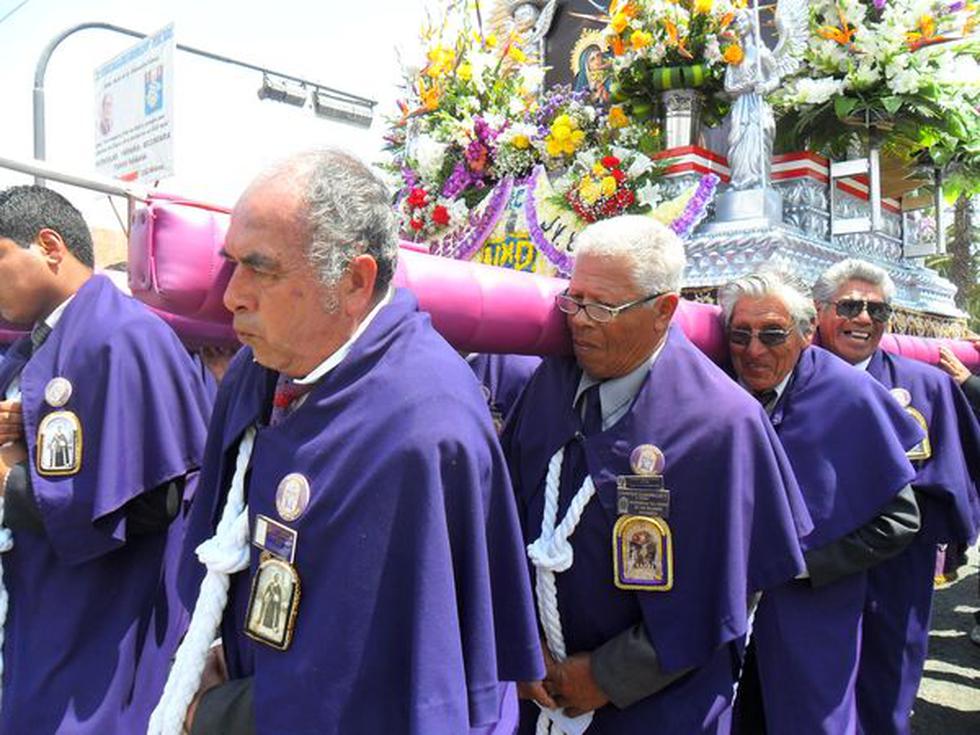 Iquiqueños llegan para elevar plegarias al Cristo Moreno