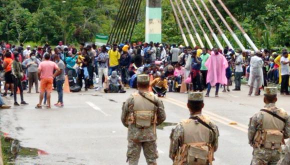 Cientos de haitianos se encuentran varados en el Puente de Integración de la frontera de Iñapari Perú – Brasil, en la región de Madre de Dios.
(FOTO: Manuel Calloquispe)