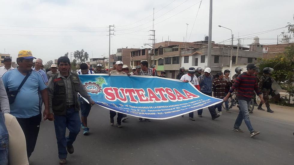 Pobladores bloquean carretera en protesta contra administración de azucarera Tumán