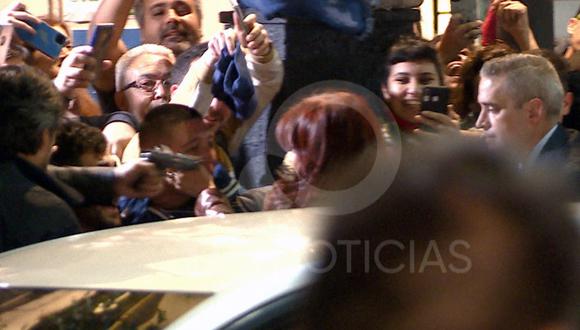 Esta captura de pantalla obtenida de un video publicado por TV Pública muestra a un hombre apuntando con un arma a la vicepresidenta argentina Cristina Fernández de Kirchner cuando llega a su residencia en Buenos Aires el 1 de septiembre de 2022. (Foto de Handout / TV PUBLICA / AFP)