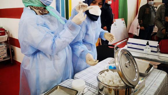 Enfermeras preparan jeringas en un centro sanitario en Salé, cerca de Rabat (Marruecos). (EFE/ Mohamed Siali).