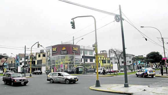 Semáforos en el distrito de San Luis ocasionan caos