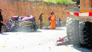 Madre e hijo fallecen en brutal choque entre auto y camión