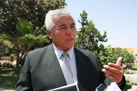 Frankie Kuong se ríe de acuerdo de consejo