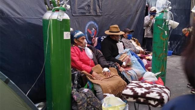 En la explanada del hospital Honorio Delgado, donde varias personas vienen haciendo largas colas para obtener una cama y oxígeno medicinal para sus familiares