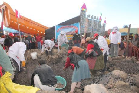 En Juliaca rompen Récord Guinness con la huatiada más grande del mundo