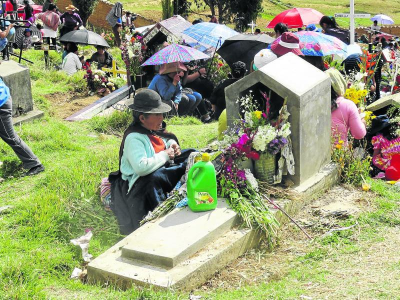 Cementerio de Los Ángeles recibe miles de visitantes