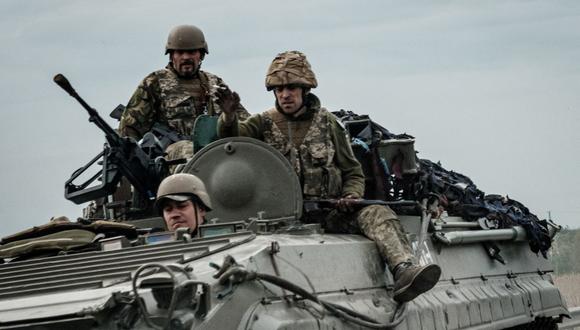 Soldados ucranianos viajan en un vehículo blindado de transporte de personal (APC) en Sloviansk, este de Ucrania, el 29 de abril de 2022, en medio de la invasión militar rusa lanzada contra Ucrania. (Foto de Yasuyoshi CHIBA / AFP)