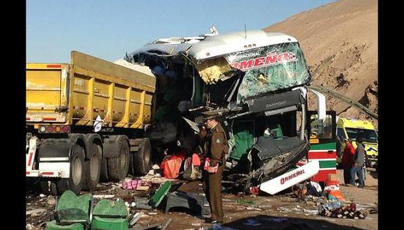 Chile: Seis peruanos mueren tras choque de bus con un camión
