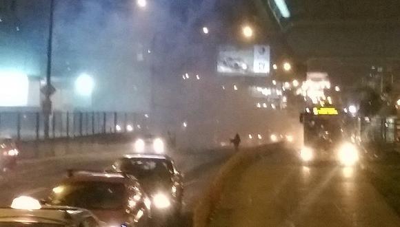 Metropolitano: Auto se incendia cerca de estación (FOTOS)