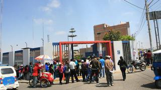 Tacna: Trabajadores protestan exigiendo su pavo en la puerta de alcaldía