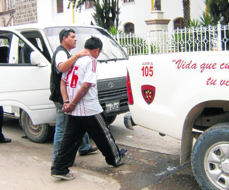 Cae falso policía por extorsión a padres