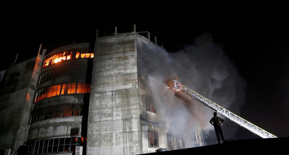 Bomberos intentan extinguir un incendio en la fábrica de Hashem Foods Limited en el distrito de Narayanganj, en las afueras de Dacca, Bangladesh, 08 de julio de 2021. (EFE/EPA/MONIRUL ALAM).