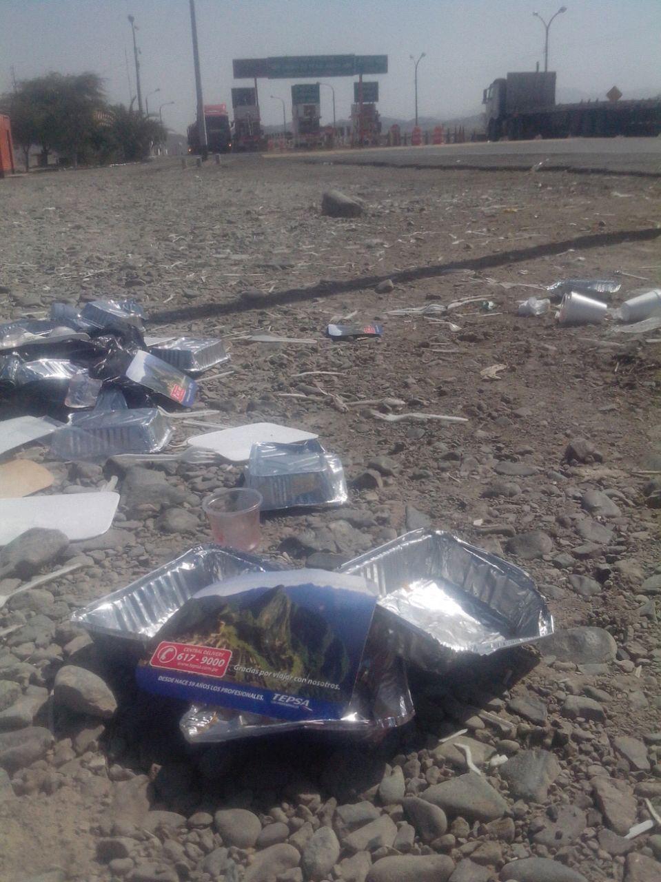 ​ Denuncian que empresa de transporte arroja basura cerca a las líneas de Nazca