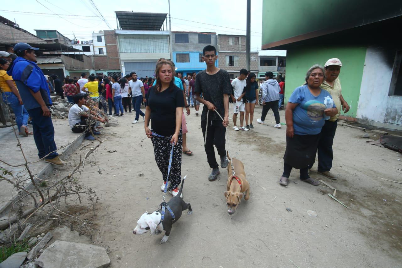 Es momento de apoyar al menor que intentó salvar a su mascota de las llamas. (Fotos: Gonzalo Córdova)