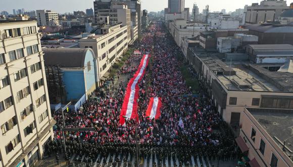 Av. Abancay. Marcha masiva del 5 de noviembre de 2022 contra Pedro Castillo. Muralla policial bierra el paso al Congreso.   (Foto: GEC)