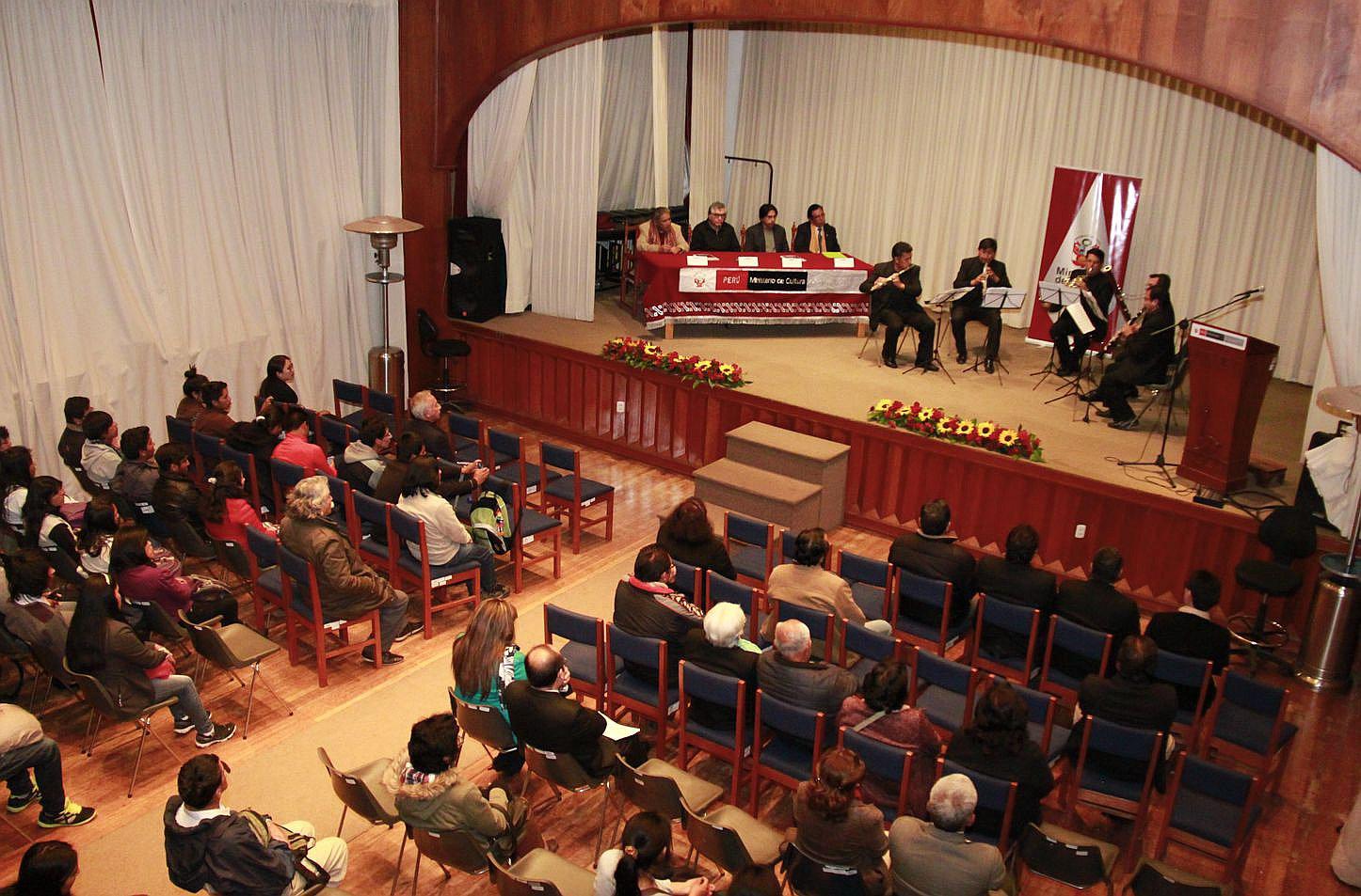 Cultura Cusco entrega reconocimiento a revista 'Sieteculebras'