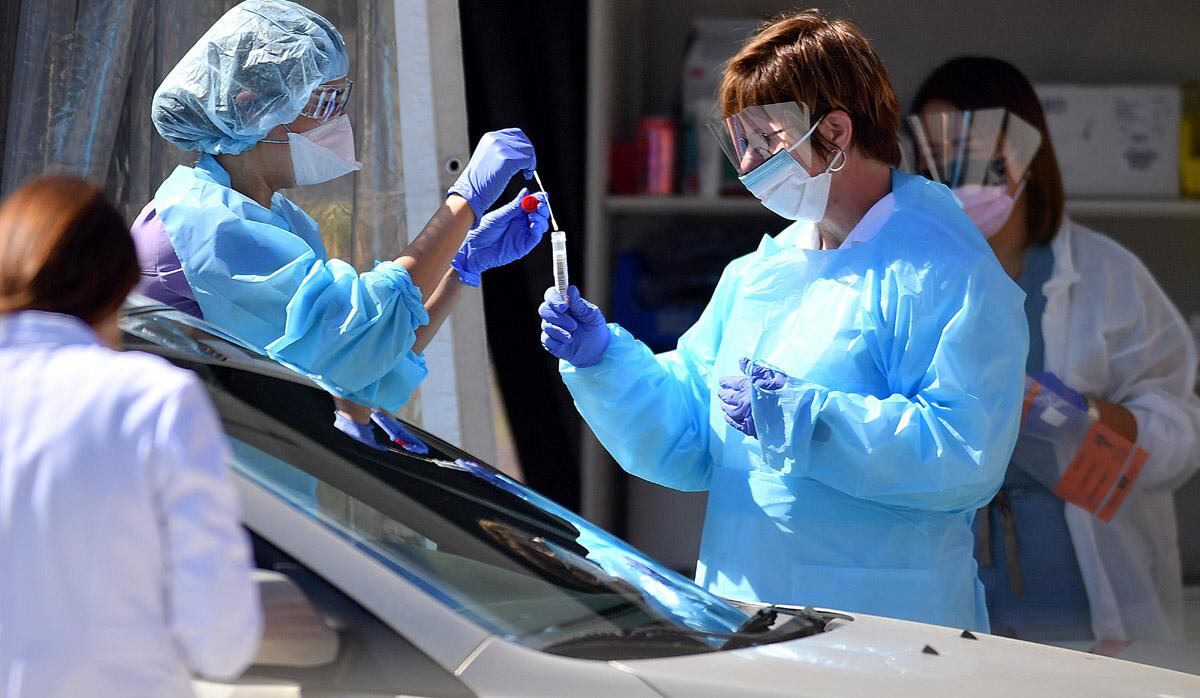 Trabajadores médicos en el campus francés de Kaiser Permanente evalúan a un paciente para el nuevo coronavirus, COVID-19, en un centro de pruebas de manejo en San Francisco, California. (Foto: AFP/ Josh Edelson)