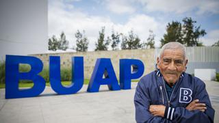 Felipe Espinosa, el hombre que se graduó como ingeniero a los 84 años, mientras vendía verduras