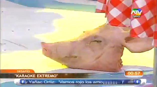 Piden sancionar a Combate por usar cabeza de cerdo muerto en competencia