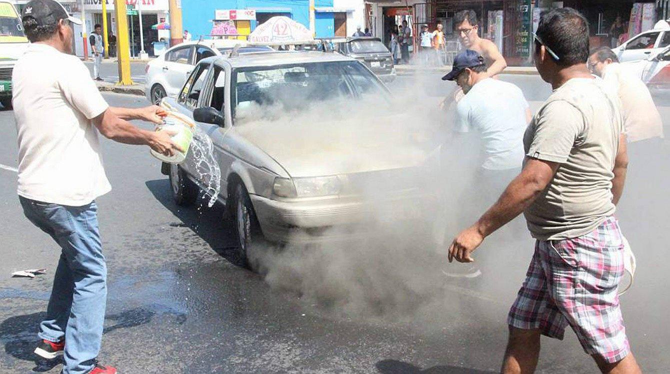 Chimbote: Serenos y pobladores sofocan incendio de colectivo 