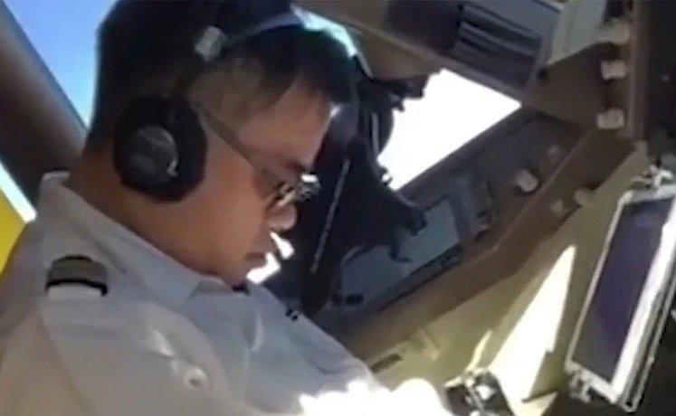 Graban a piloto de avión durmiendo en pleno vuelo (VIDEO)