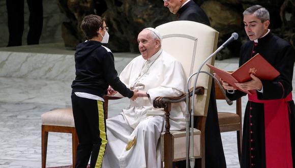 El joven Paolo Junior, de 10 años, se acerca al papa Francisco durante su audiencia general de los miércoles en el Aula Pablo VI en la Ciudad del Vaticano, este miércoles. (Foto: EFE/ Fabio Frustaci)