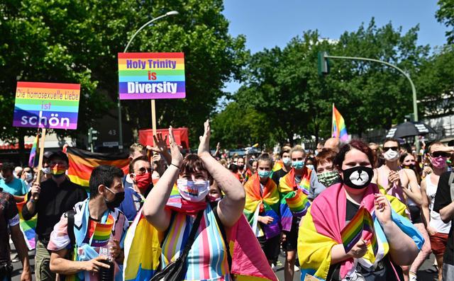 Una marcha con varios miles de asistentes y que recorrió este sábado varias calles del centro de Berlín conmemoró el Orgullo LGTBIQ+.  (AFP/TOBIAS SCHWARZ).