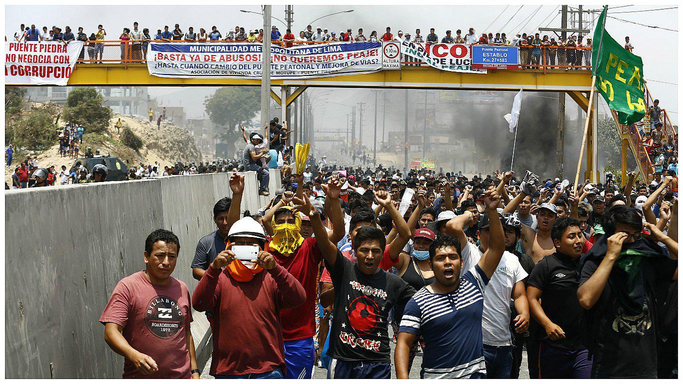 Arde Puente Piedra con protestas por el cobro de peaje en Chillón (VIDEO)