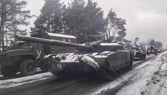 Vehículos militares y tanques rusos en la carretera cerca de Kiev, Ucrania, el 7 de marzo de 2022. (EFE).