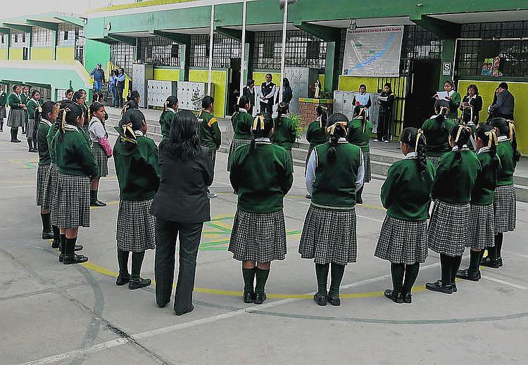 Colegios parroquiales incumplen reglamento al cobrar cuotas a padres de familia
