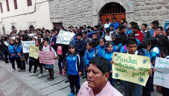 Docentes y estudiantes marchan pidiendo 'pagos justos'