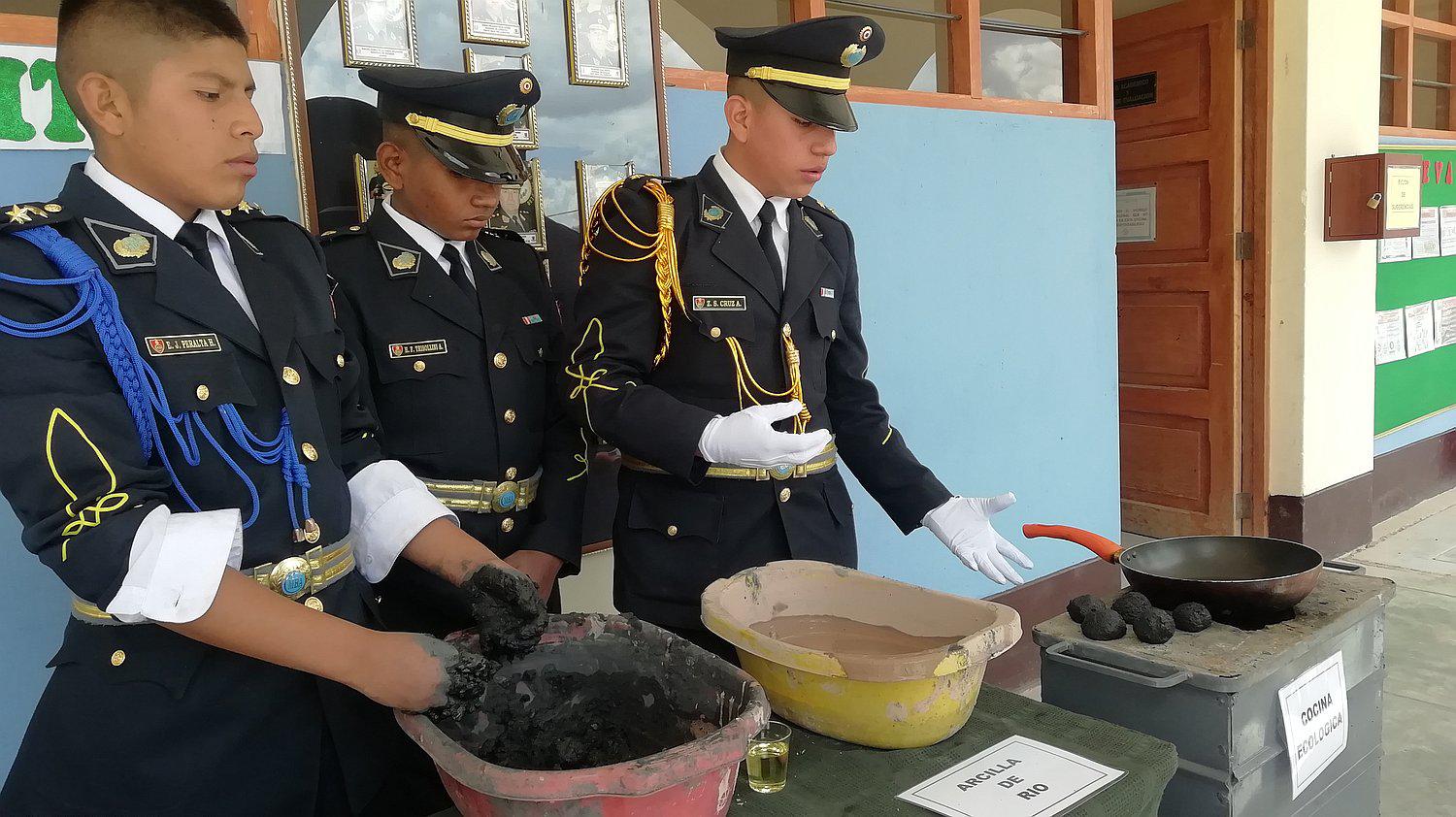 Cadetes crean cocina ecológica usando antracita