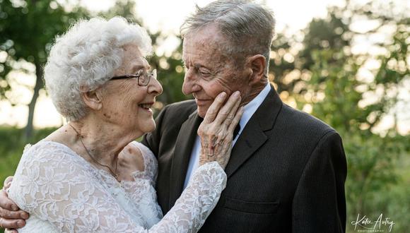 Lucile y Marvin Stone celebraron sus 60 años de matrimonio posando con sus trajes de boda originales. Las imágenes se volvieron tendencia tras ser publicadas en las redes sociales. (Foto: Facebook / Katie Autry Photography)