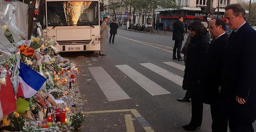 François Hollande y David Cameron, en el Bataclan para homenaje a víctimas de Francia