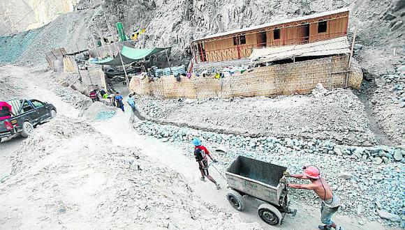 Ocho obreros quedan atrapados en una mina de Arequipa tras caída de huaico