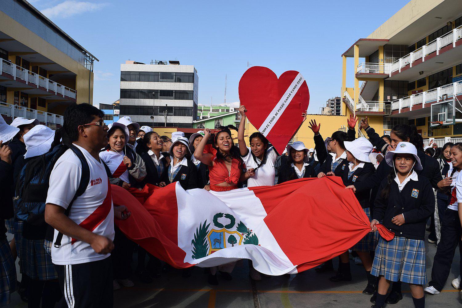 Perú vs Colombia: Colegios aprovechan formación para alentar a la Selección Peruana (VIDEO)