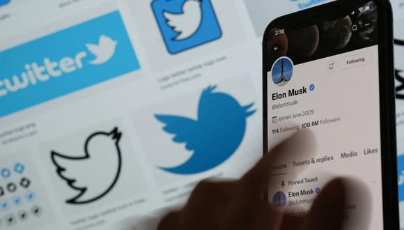 La página de Twitter de Elon Musk en la pantalla de un teléfono inteligente con los logotipos de Twitter de fondo en Los Ángeles.  (Foto de Chris DELMAS / AFP)