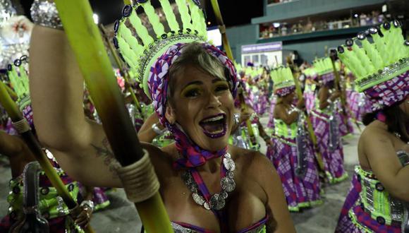 Integrantes de la escuela de samba Viradouro, desfilan en el sambódromo de Rio de Janeiro durante el carnaval 2020 en Rio de Janeiro (Brasil). EFE/ Fabio Motta