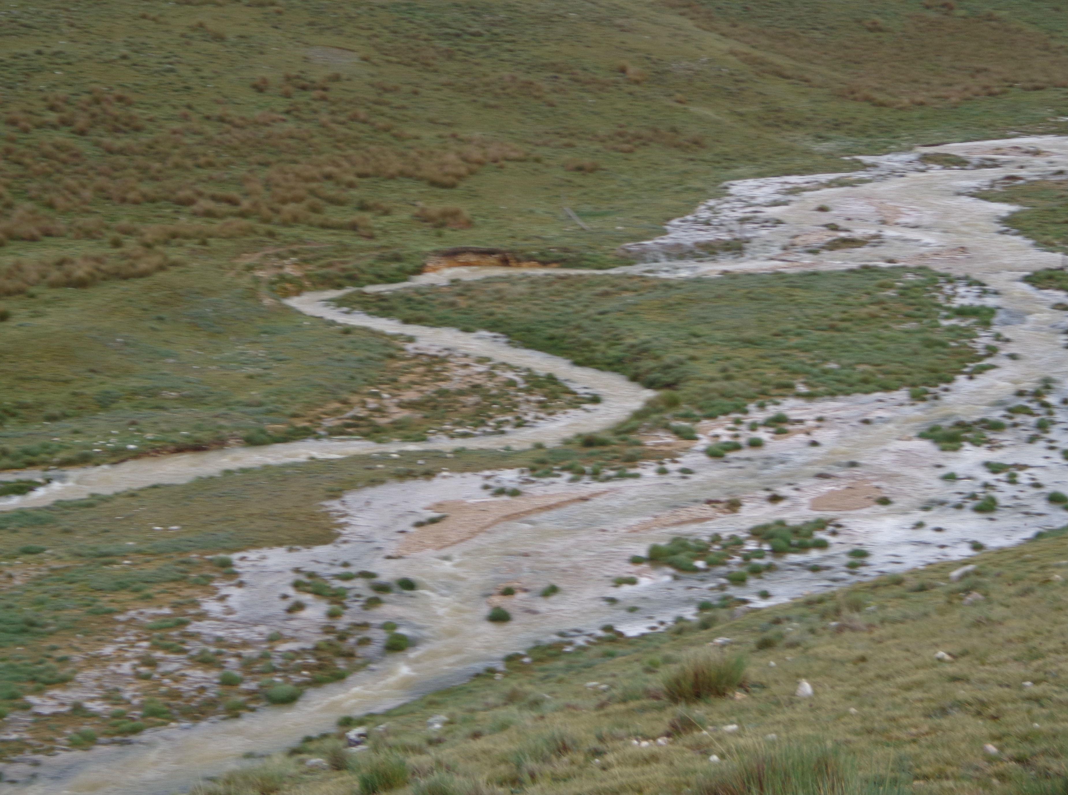 Lluvias afectan cultivos y provocan desborde de riachuelo