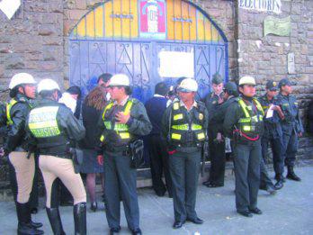 Toman local y exigen salida de docente