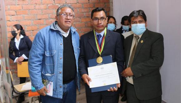 Consejero Luis Rodríguez entregó las distinciones y Medalla Dorada del Gobierno Regional de La Libertad.