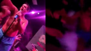Sergio Galliani se lanzó sobre el público en pleno show, pero nadie lo agarró y sufrió aparatosa caída (VIDEO)