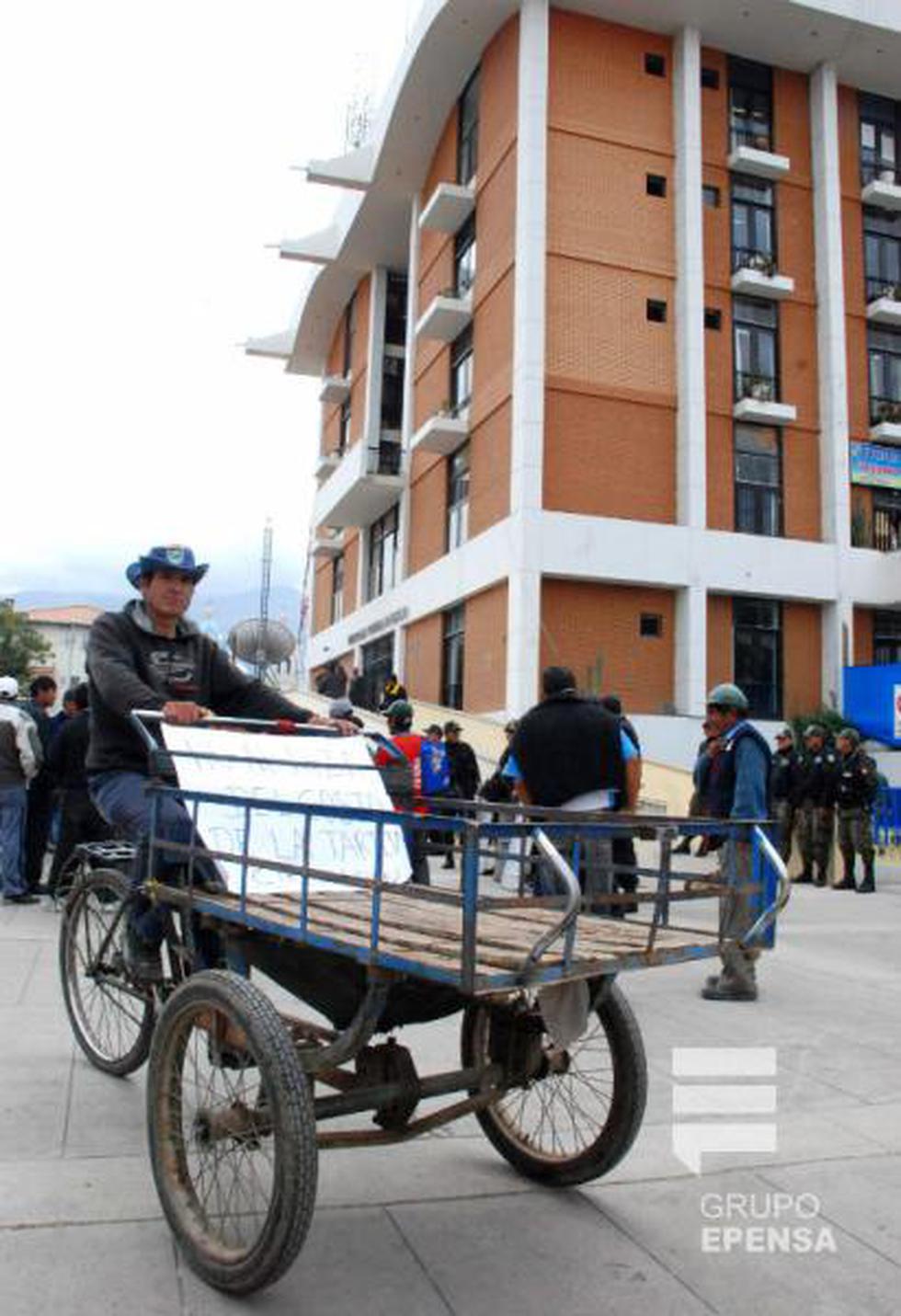 Tricicleros protestan en municipio de Huancayo