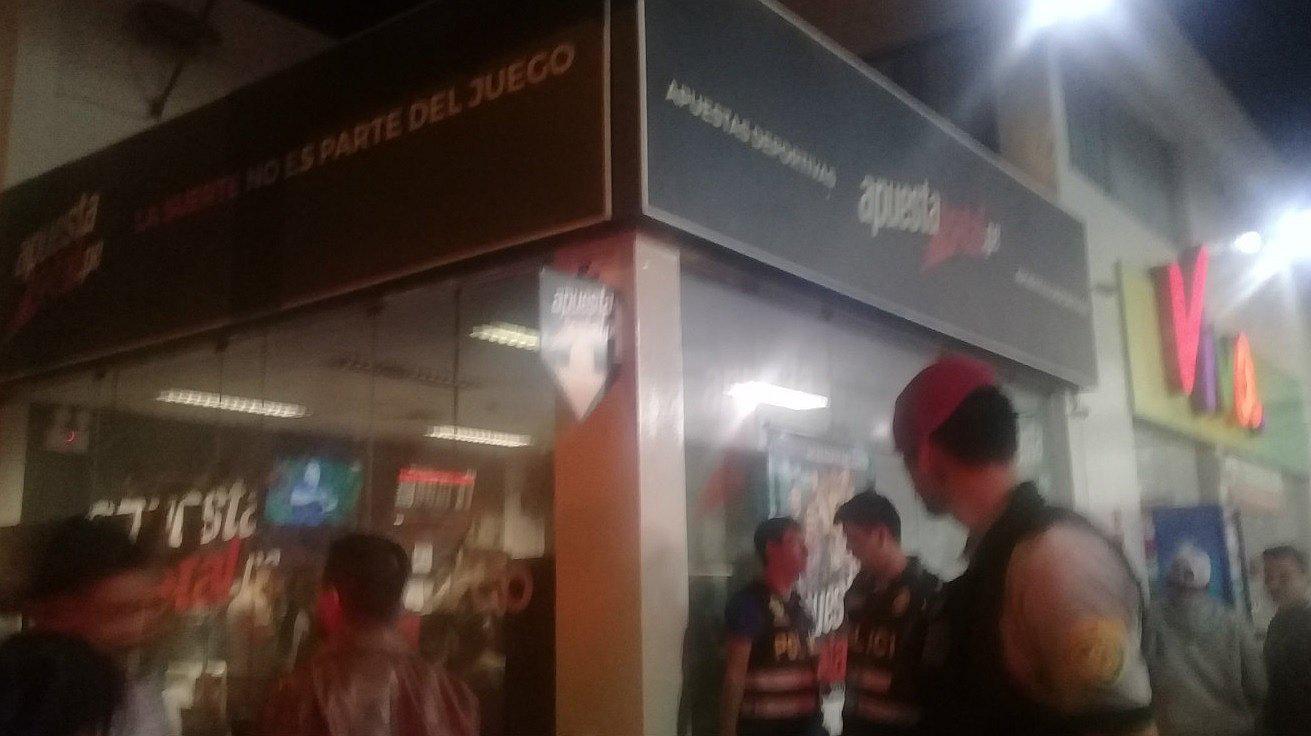 Trujillo: Cámara de seguridad capta robo de tres delincuentes en casa de apuestas (VIDEO) 