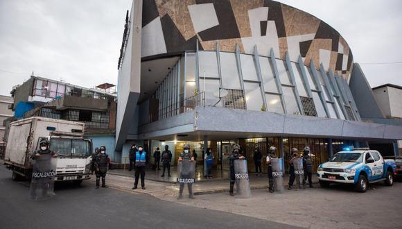Municipalidad de Lima y Policía Nacional intervinieron cine Tauro en el Cercado y procedieron con la clausura. (Foto: MML)