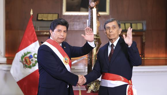 La tarde de este lunes 5 de diciembre, el presidente Pedro Castillo tomó juramento al nuevo titular del Ministerio de Defensa.