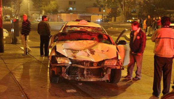 Choque de moto lineal con taxi deja dos heridos en Surquillo