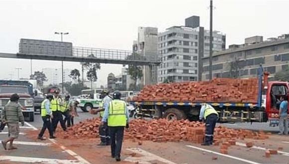 Camión que transportaba ladrillos sufrió volcadura en la Panamericana Sur (FOTO)