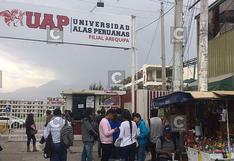 Largas colas en Universidad Alas Peruanas para trámites de traslados